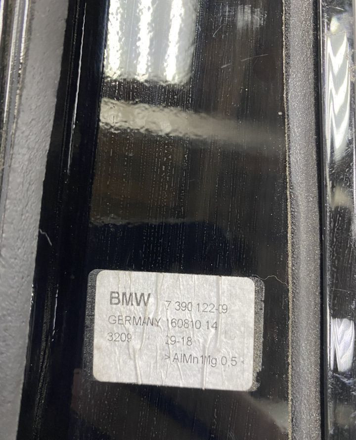 Накладка стойки передней правой двери BMW 5 G30 OEM 51337390122 Накладка стойки передней правой двери BMW 5 G30 OEM 51337390122