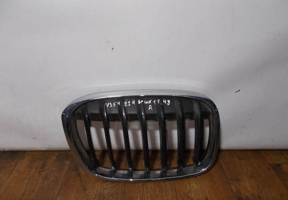 Решетка радиатора правая бу BMW X1 F48 OEM 51117354824