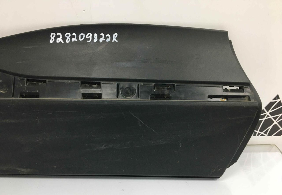 Молдинг двери задний правый Renault Kaptur OEM 828209822R