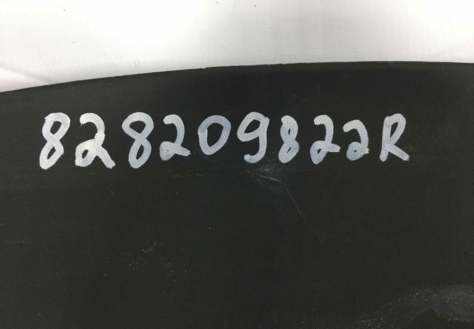 Молдинг двери задний правый Renault Kaptur OEM 828209822R