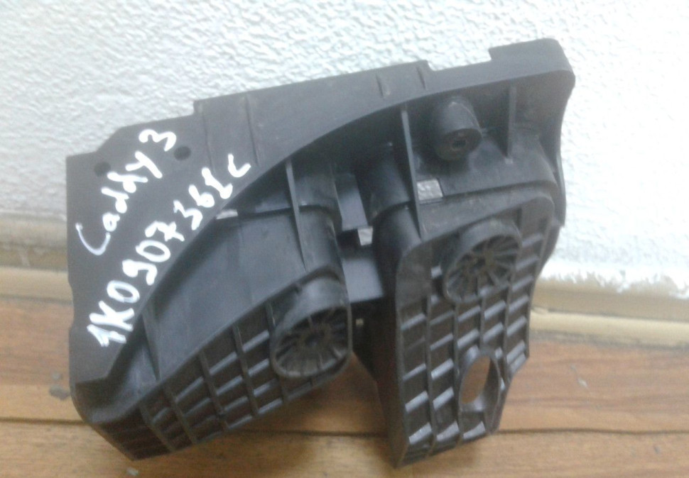 Кронштейн блока предохранителей Volkswagen Caddy 3 (10-15) oem 1k0907361c