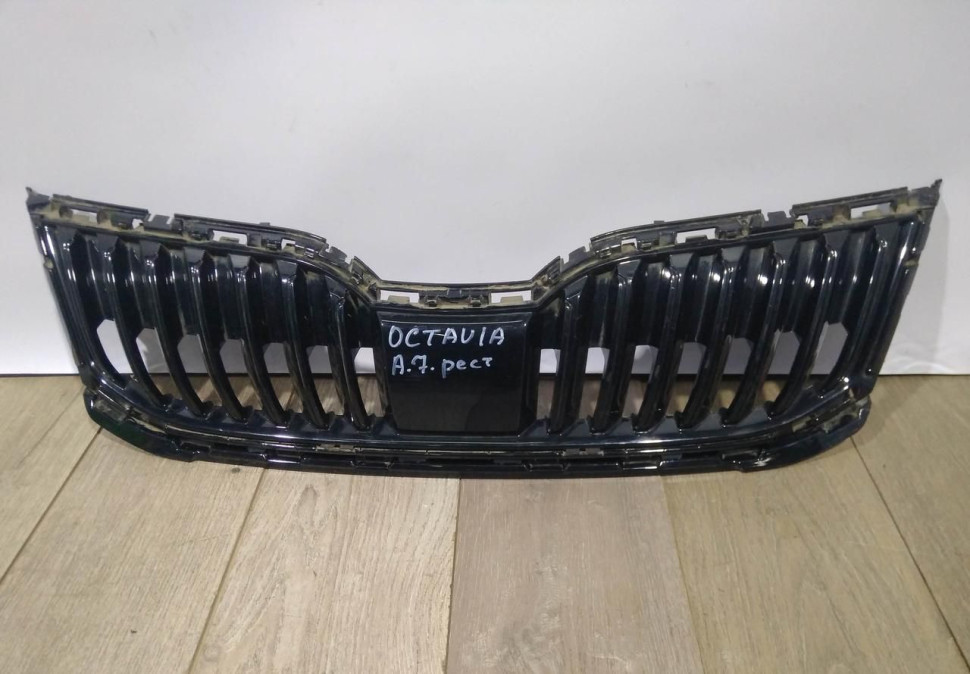 Решетка радиатора бу Skoda Octavia A7 рестайлинг OEM 5E0853653C (скл-3)
