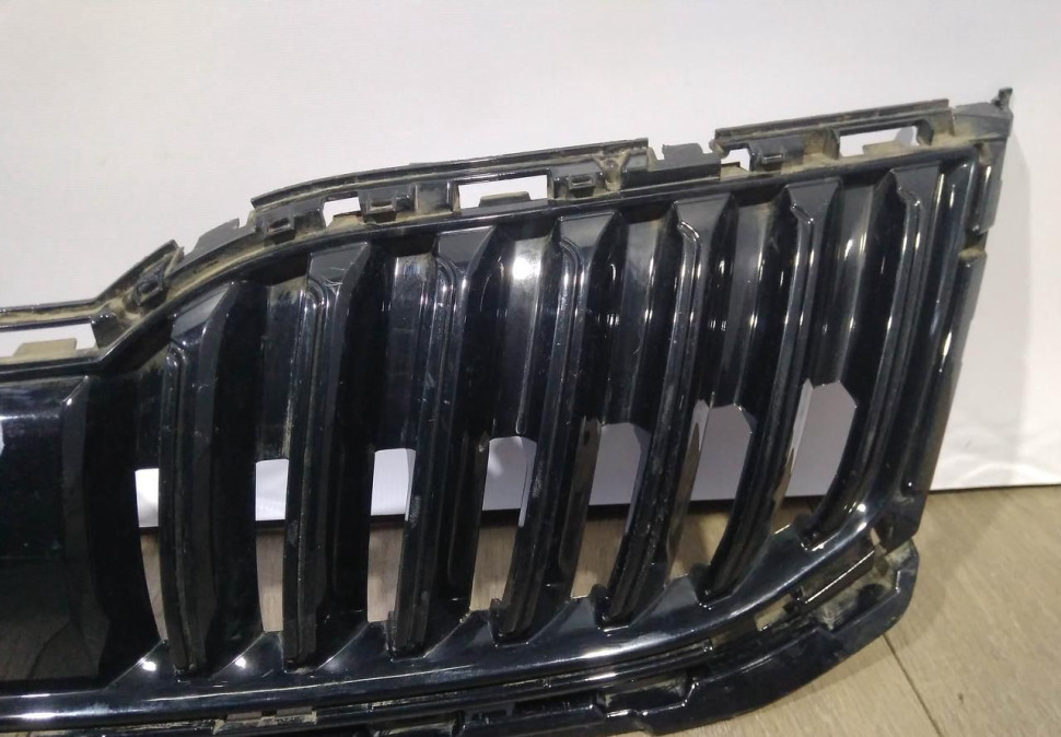 Решетка радиатора бу Skoda Octavia A7 рестайлинг OEM 5E0853653C (скл-3)