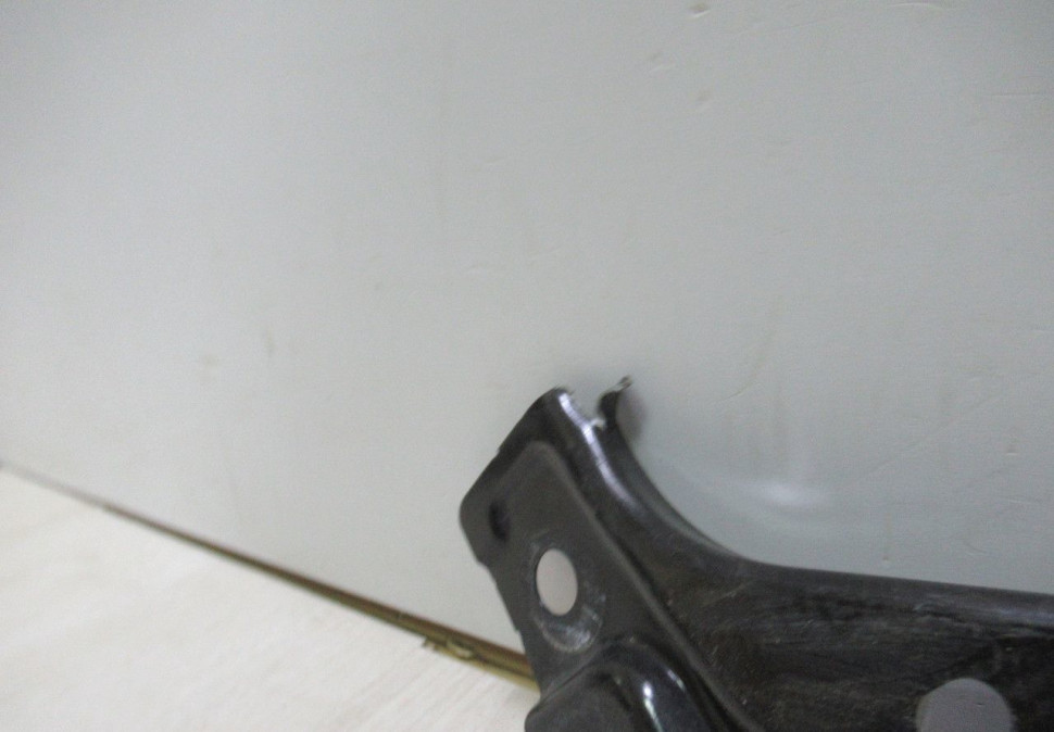 Кронштейн фары правый Volkswagen Polo 5 Oem 6R0805932C