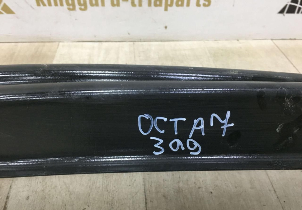 Усилитель заднего бампера  Skoda Octavia A7 OEM 5E5807305C
