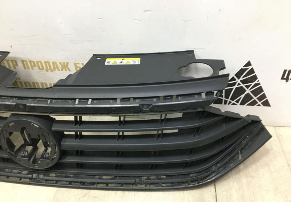 Решетка радиатора Volkswagen Polo 6 Liftback 2020  OEM 6N5853653A