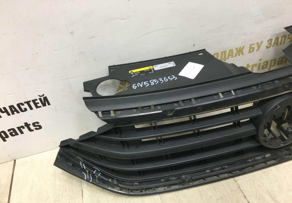 Решетка радиатора Volkswagen Polo 6 Liftback 2020  OEM 6N5853653A
