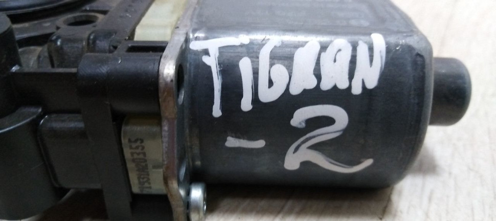 Мотор стеклоподъемника задний правый Volkswagen Tiguan 2 2016> oem 5Q0959802A Мотор стеклоподъемника задний правый Volkswagen Tiguan 2 2016> oem 5Q0959802A