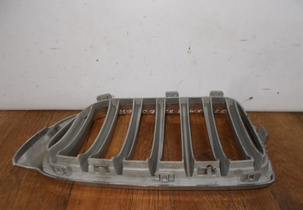 Решетка радиатора правая бу BMW X3 F25 до рестайлинг OEM 51117210726