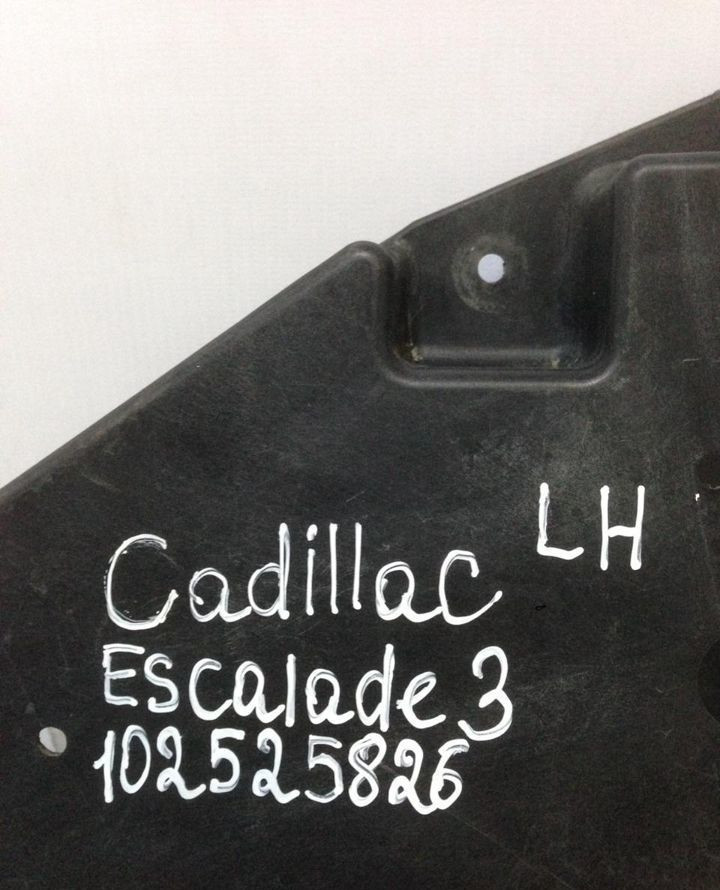 Кронштейн заднего бампера правый Cadillac Escalade 3 oem 102525826 (слом.часть) (скл-3)