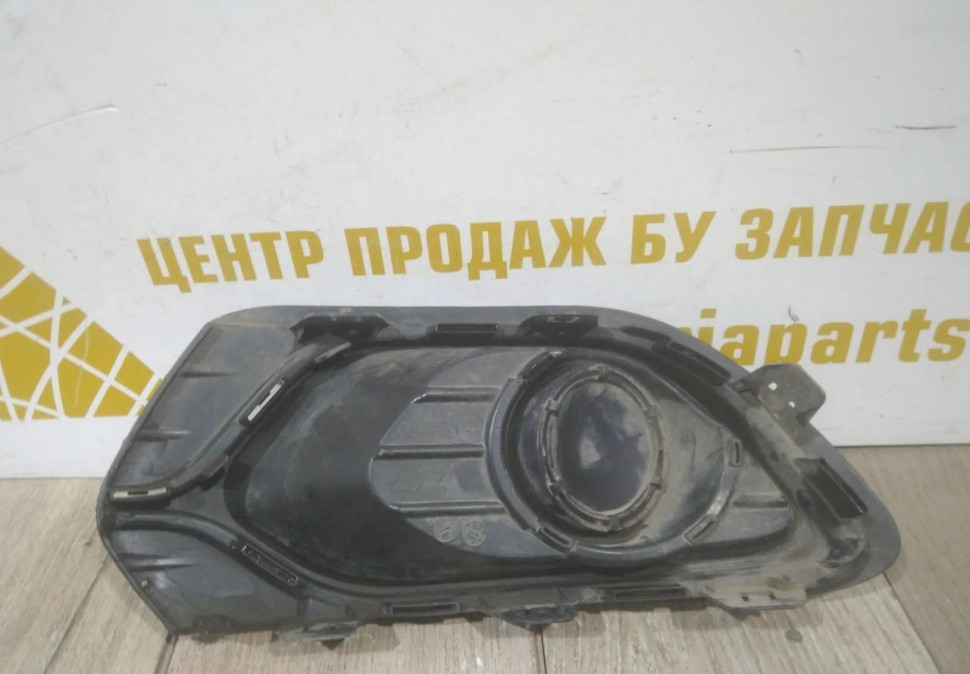 Решетка противотуманной фары правая бу Renault Logan 2 OEM 263316043R Решетка противотуманной фары правая бу Renault Logan 2 OEM 263316043R