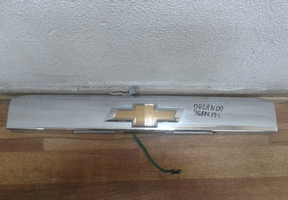 Накладка крышки багажника Chevrolet Orlando oem 96886794