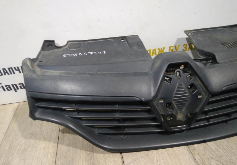 Решетка радиатора бу Renault Logan 2 OEM 623105727R Решетка радиатора бу Renault Logan 2 OEM 623105727R