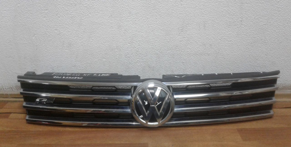 Решетка радиатора Volkswagen Touareg NF R-Line oem 7p6853653c (слом. часть)