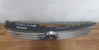 Решетка радиатора Volkswagen Touareg NF R-Line oem 7p6853653c (слом. часть)