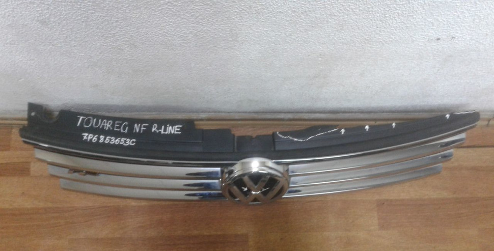 Решетка радиатора Volkswagen Touareg NF R-Line oem 7p6853653c (слом. часть) Решетка радиатора Volkswagen Touareg NF R-Line oem 7p6853653c (слом. часть)