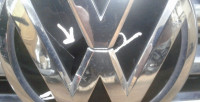 Решетка радиатора Volkswagen Touareg NF R-Line oem 7p6853653c (слом. часть)