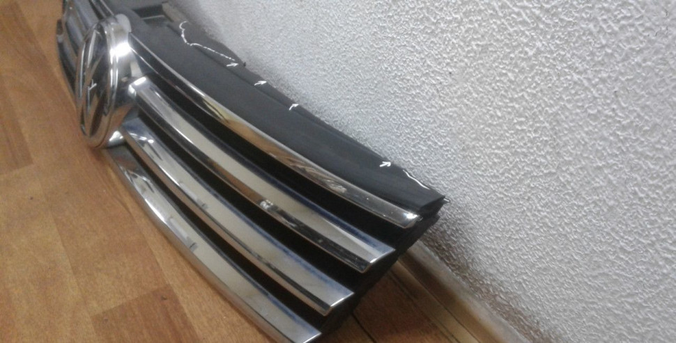 Решетка радиатора Volkswagen Touareg NF R-Line oem 7p6853653c (слом. часть) Решетка радиатора Volkswagen Touareg NF R-Line oem 7p6853653c (слом. часть)
