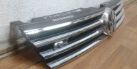 Решетка радиатора Volkswagen Touareg NF R-Line oem 7p6853653c (слом. часть)