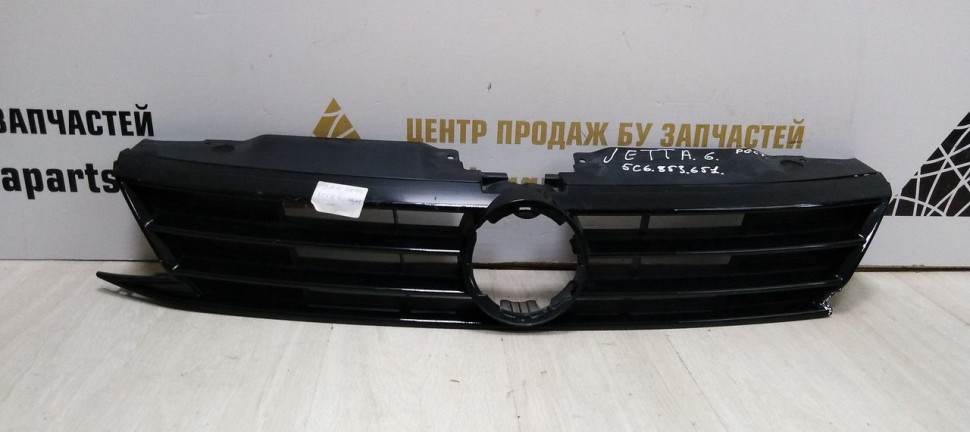 Решетка радиатора Volkswagen Jetta 6 рестайлинг 14-18 oem 5C6853651