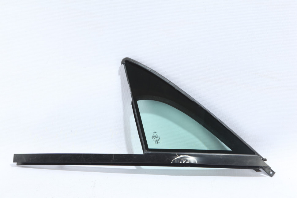 Стекла передней двери левая Volkswagen Touareg (11>) oem 7p6845113 (мал.вмятина)