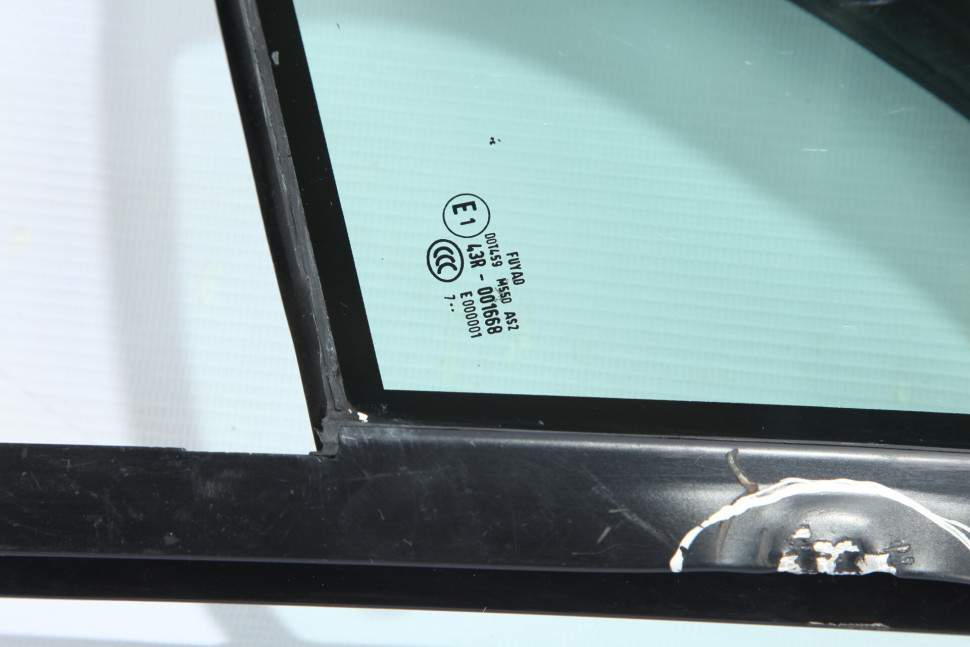 Стекла передней двери левая Volkswagen Touareg (11>) oem 7p6845113 (мал.вмятина) Стекла передней двери левая Volkswagen Touareg (11>) oem 7p6845113 (мал.вмятина)