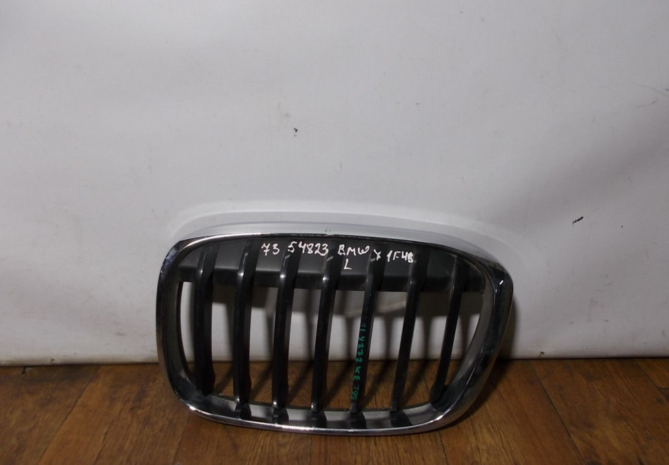 Решетка радиатора левая бу BMW X1 F48 OEM 51117354823