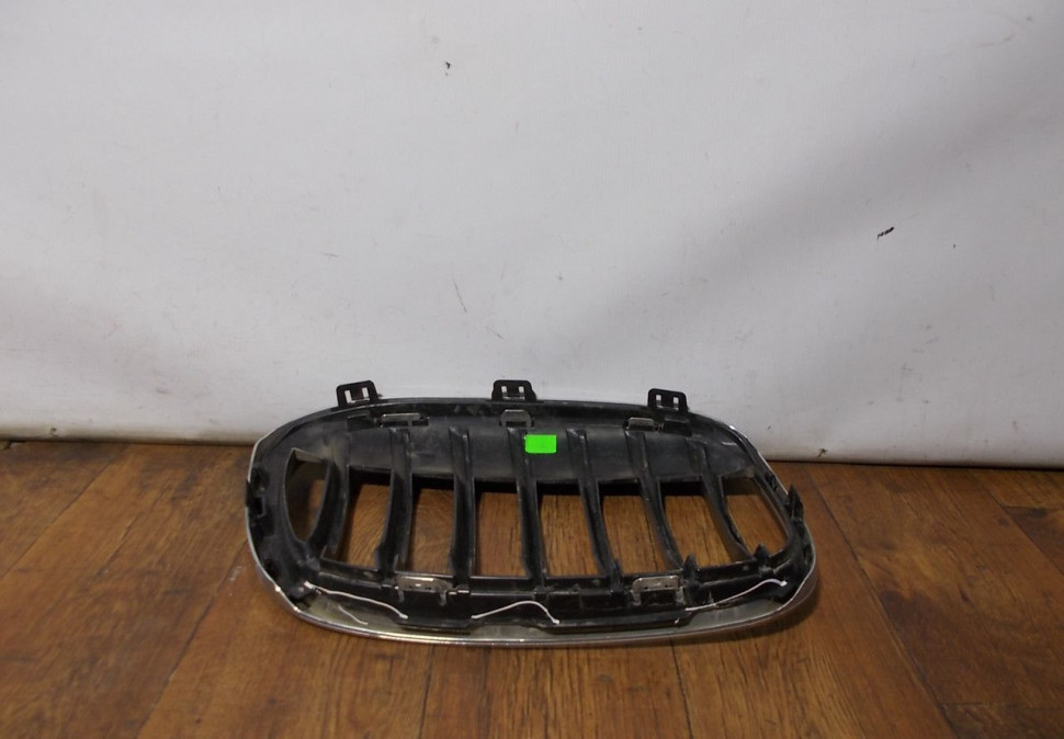 Решетка радиатора левая бу BMW X1 F48 OEM 51117354823