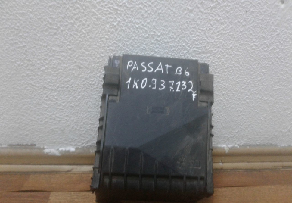 Крышка блока предохранителей Volkswagen Caddy oem 1k0937132f