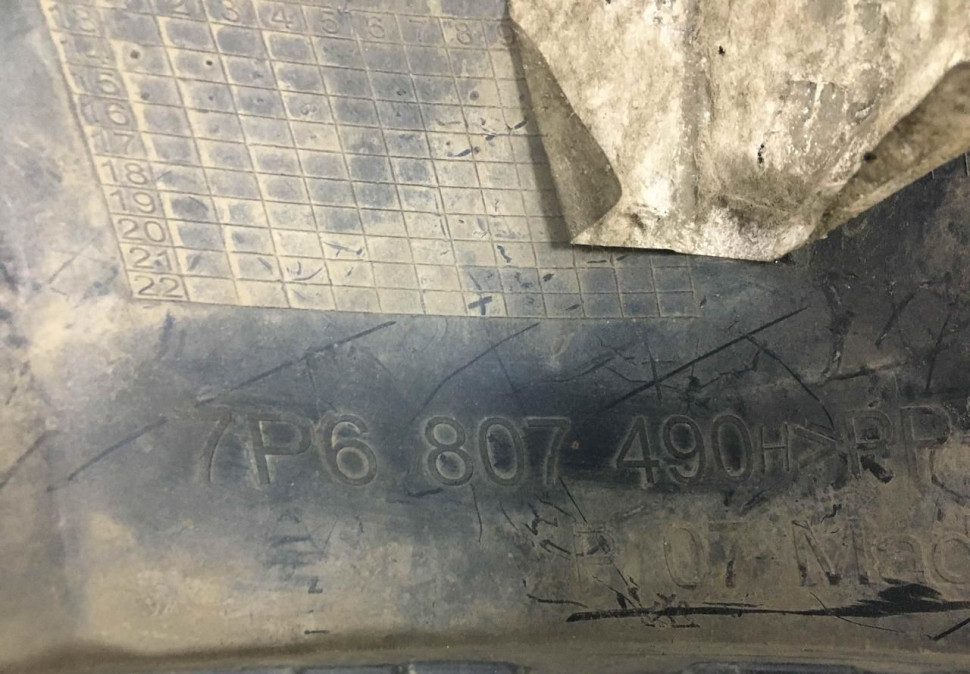 Решетка ПТФ правая Volkswagen Touareg 2 NF 2010 дорестайлинг OEM 7P6807490