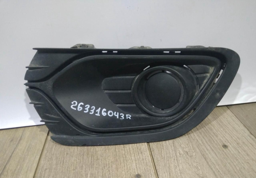 Решетка противотуманной фары правая бу Renault Logan 2 OEM 263316043R