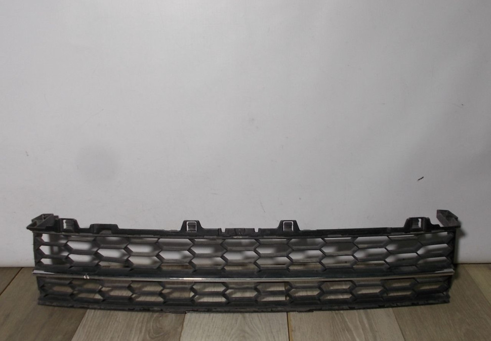 Решетка переднего бампера бу Skoda Superb 3 OEM 3V0853677