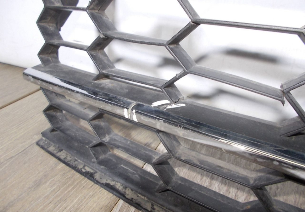 Решетка переднего бампера бу Skoda Superb 3 OEM 3V0853677