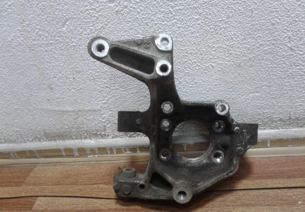 Кулак поворотный задний правый Volkswagen Tiguan (07-16) oem 3c0505436