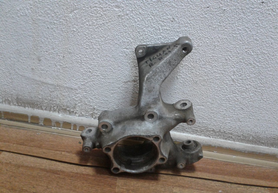 Кулак поворотный задний правый Volkswagen Tiguan (07-16) oem 3c0505436