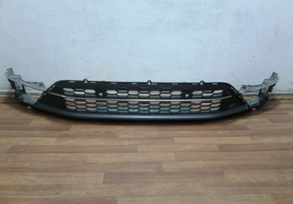 Юбка переднего бампера (+решетка) Volkswagen Tiguan 2 (трещины) oem 5na853677