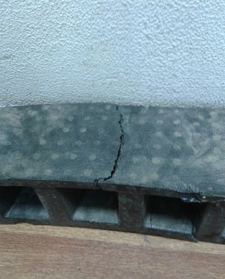 Абсорбер заднего бампера Volkswagen Polo седан (трещины) oem 6ru807251 Абсорбер заднего бампера Volkswagen Polo седан (трещины) oem 6ru807251