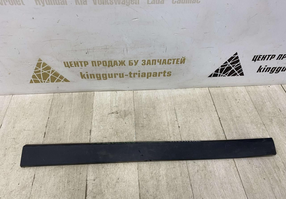 Молдинг двери передний правый BMW X1 F48 OEM 51137352092