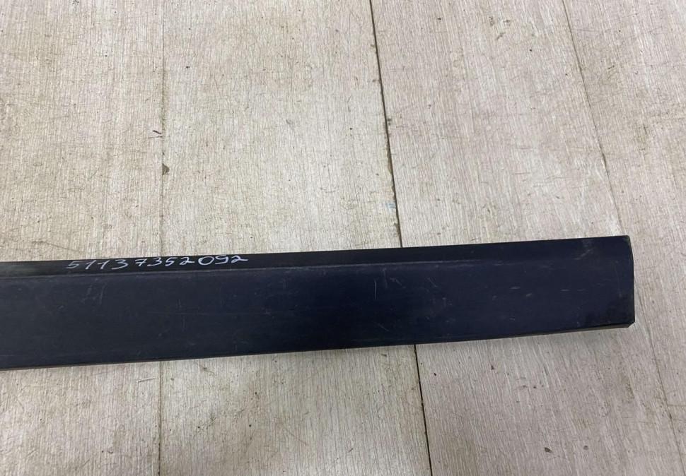 Молдинг двери передний правый BMW X1 F48 OEM 51137352092 Молдинг двери передний правый BMW X1 F48 OEM 51137352092