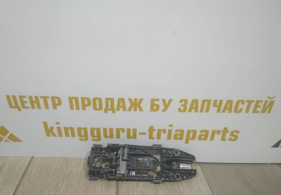 Кронштейн ручки передней левой двери бу Skoda Yeti OEM 5L0837885C