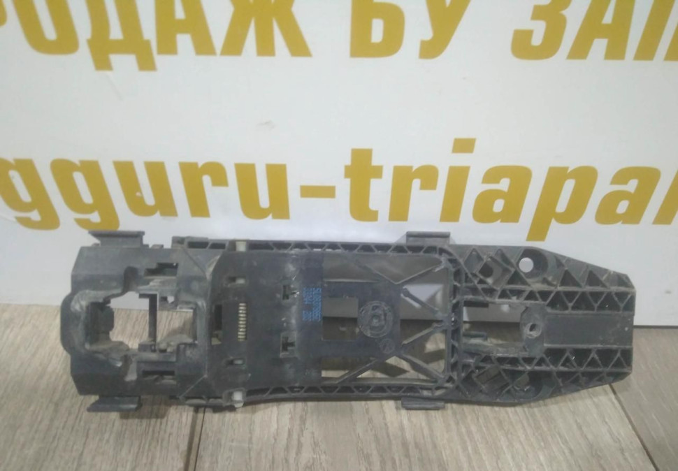 Кронштейн ручки передней левой двери бу Skoda Yeti OEM 5L0837885C
