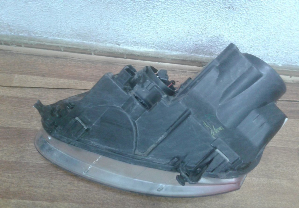 Фара правая Volkswagen Jetta 5 oem 1k6941006 (слом. 2 крепл.)