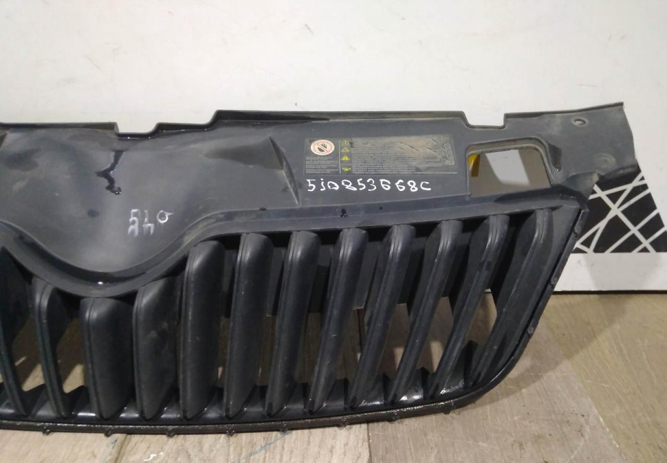 Решетка радиатора бу Skoda Fabia 2 OEM 5J0853668C Решетка радиатора бу Skoda Fabia 2 OEM 5J0853668C