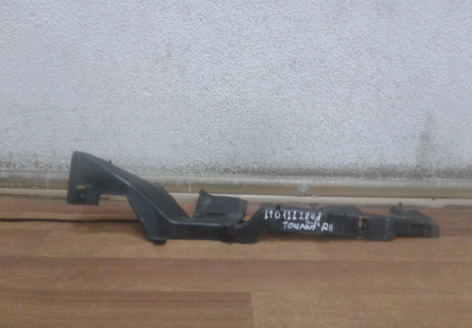 Пыльник радиатора правый  Volkswagen Touran 2 (10-16) oem 1t0121284d