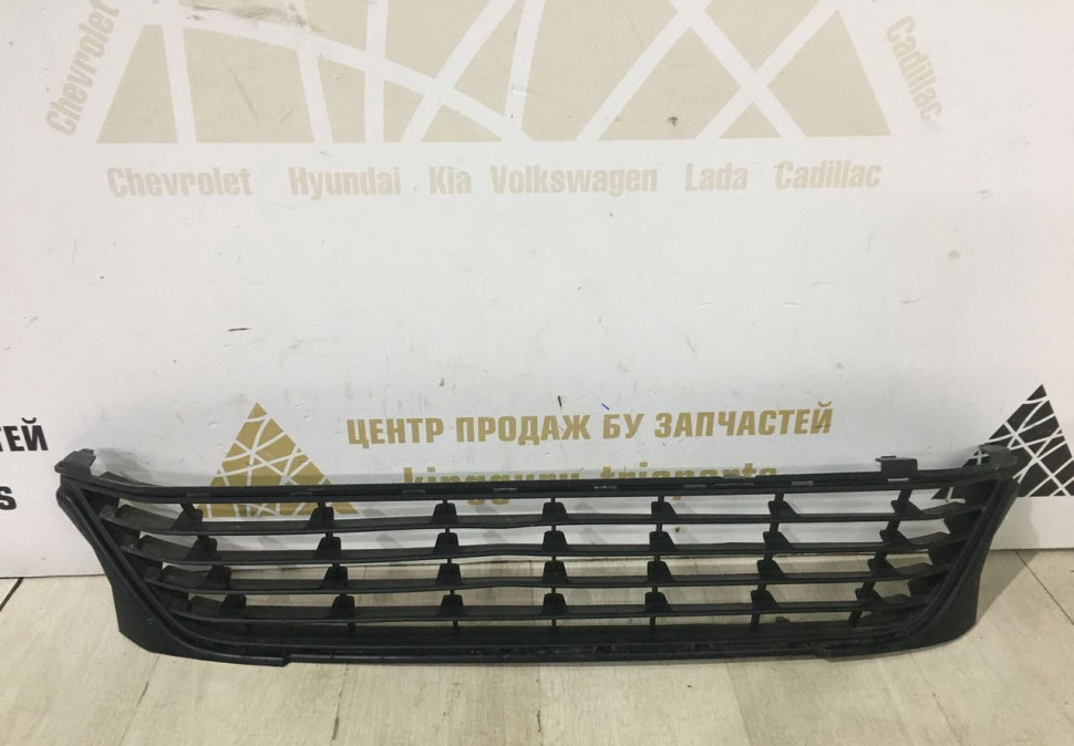 Решетка переднего бампера Renault Logan 2 рестайлинг OEM 622547474R