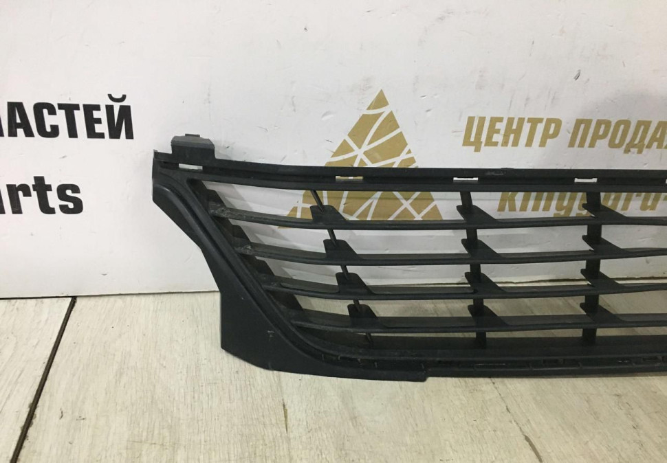 Решетка переднего бампера Renault Logan 2 рестайлинг OEM 622547474R