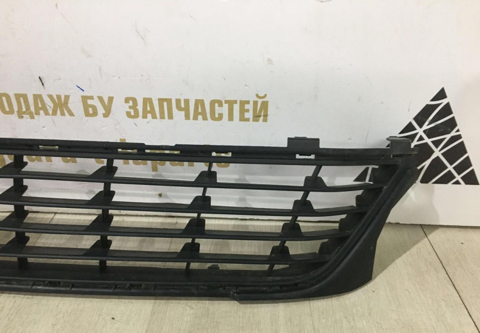 Решетка переднего бампера Renault Logan 2 рестайлинг OEM 622547474R