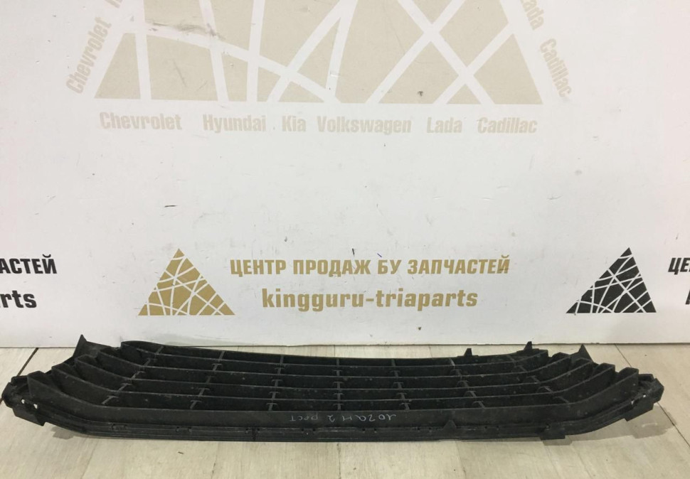 Решетка переднего бампера Renault Logan 2 рестайлинг OEM 622547474R
