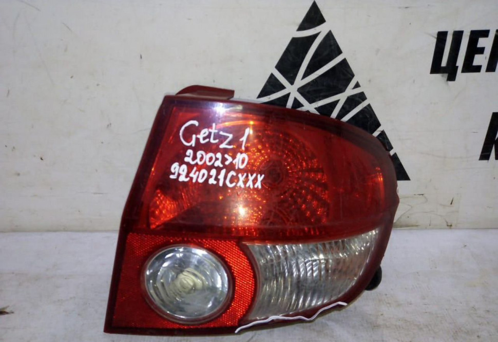 Фонарь правый Hyundai Getz дорест (02-05) (скол корпуса) oem 924021C000 Фонарь правый Hyundai Getz дорест (02-05) (скол корпуса) oem 924021C000