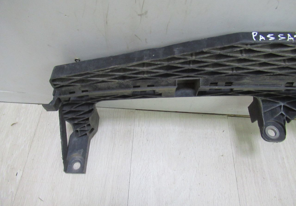 Усилитель переднего бампера пластиковый Volkswagen Passat CC (08>) oem 3c8807889